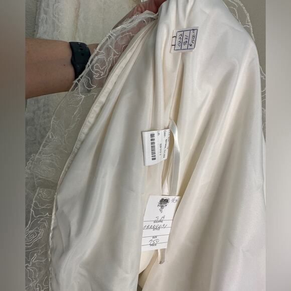 NWT- Wedding gown, strapless, ivory - Picture 7 of 16